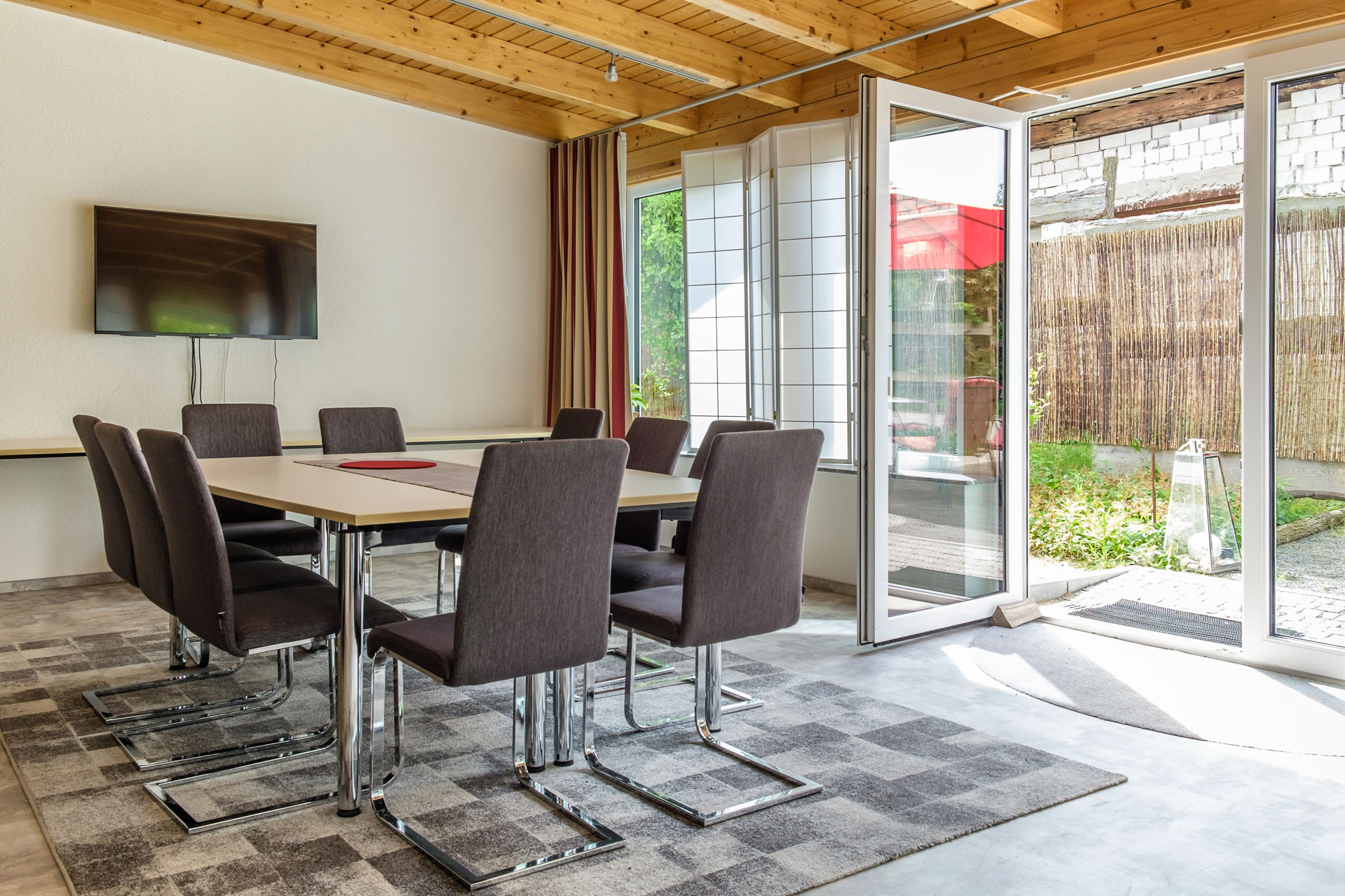 Konferenzraum mit Ausblick ins Grüne der Pension Wildau