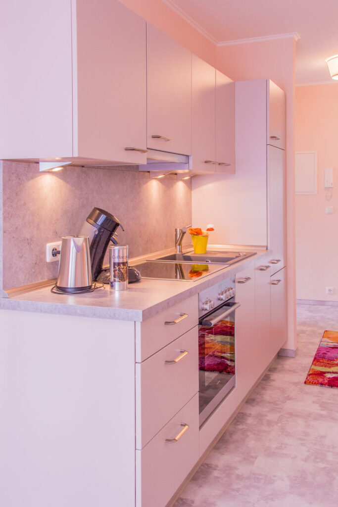 Küchenzeile im Bernstein Apartment der Pension Wildau