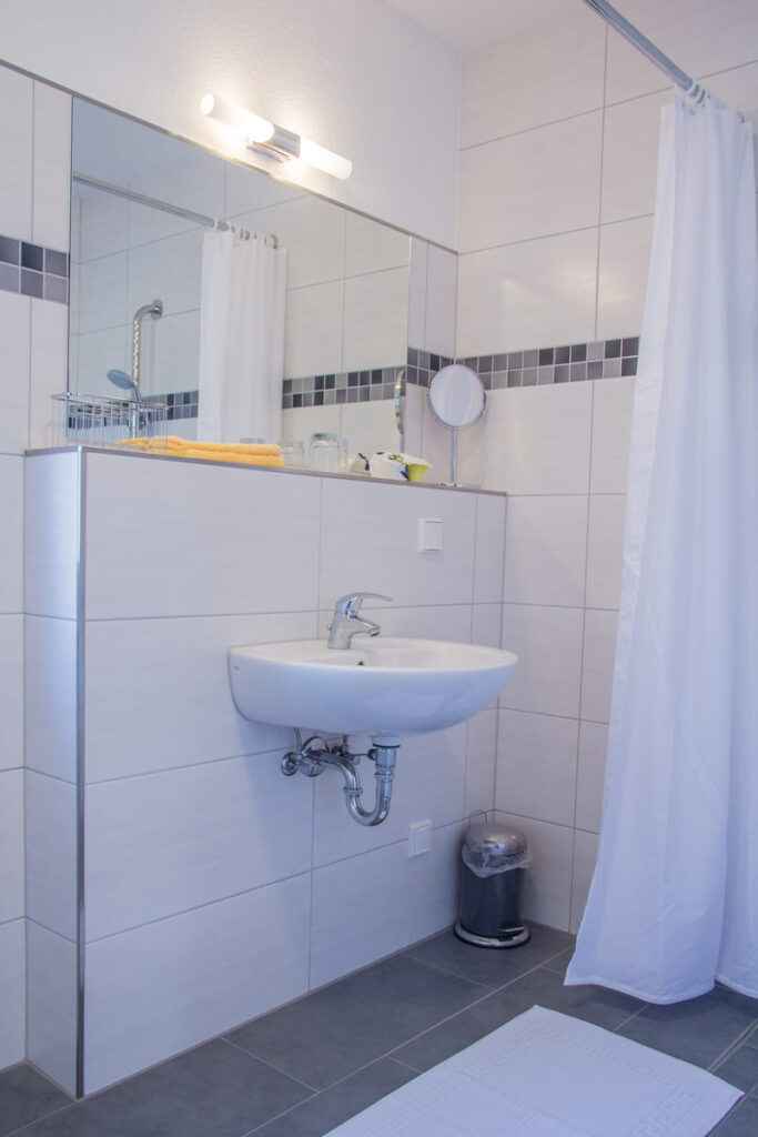 Barrierefreies Badezimmer im Apartment Citrin der Pension Wildau