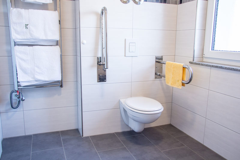 Barrierefreier Zugang zur Toilette im Badezimmer desApartment Citrin der Pension Wildau