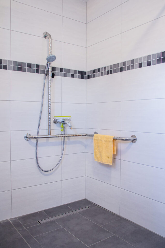 Barrierefreie Dusche im Apartment Citrin der Pension Wildau
