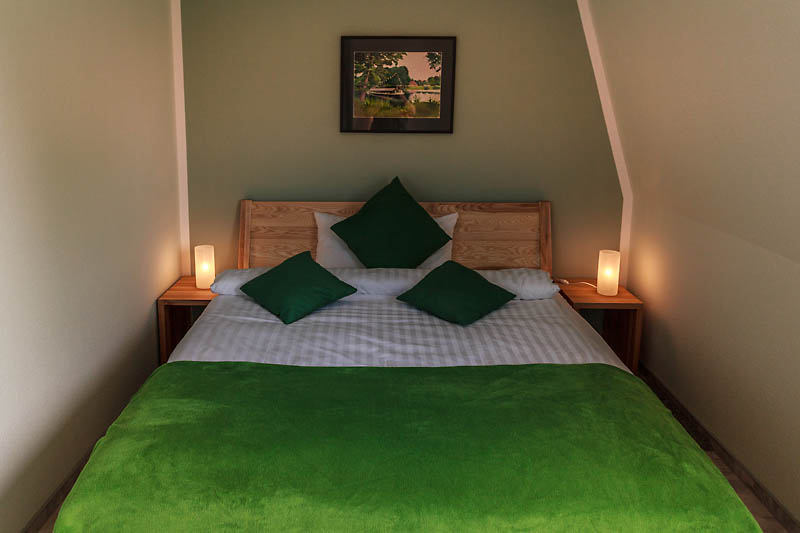 Blick auf die romantische Ecke unterm Dach des Smaragd Apartments der Pension Wildau