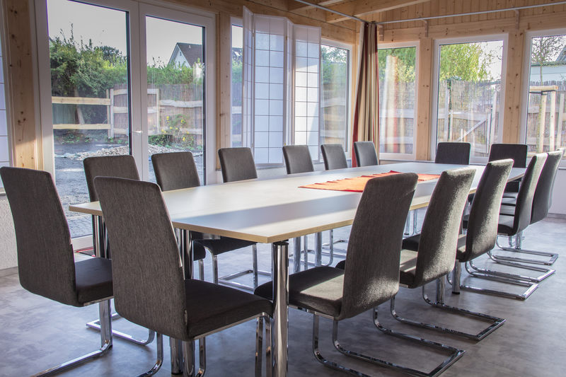 Blick auf den Konferenztisch in der Pension Wildau